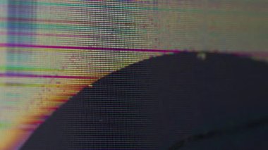 Titrek çarpıtma. Hatayı göster. Cam dijital çözünmüş yüzeyde renk kenarlı bir çatlak var. Görüntü genişletme siyah noktasında bozulma.