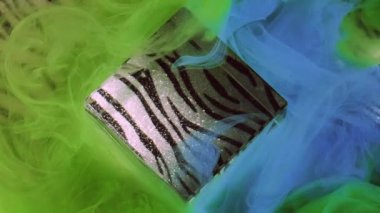 Parlak geometrik. Noel zebra deseni. Odaklanmamış yeşil duman kübü sisi soyut sanat arka planına boya mürekkebi dokusu sıçratır.