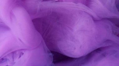 Parlak sis. Parlak boya. Odaklanmamış mor renkli sisli mürekkep deseni soyut parıldayan sanat arka planında ışıldayan duman dumanı akışı.