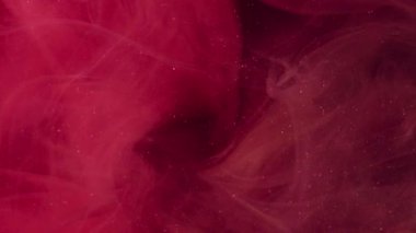 Duman kırmızı. Renk bulanıklığı. Magenta suluboya sisli soyut arkaplan ve küçük parçacıklar. Suyun içinde çözünmüş bulanık boya örtüsü..