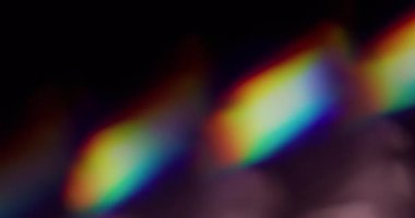 Bulanık ışık. Soyut aydınlanma. Odaklanmamış mavi yeşil çok renkli gökkuşağı optik spektrum sanat arka planında parıldıyor.