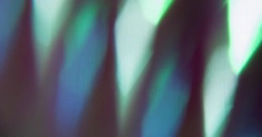 Gökkuşağı lazeri. Bulanık arkaplan. Odaklanmamış yeşil mor renkli lens soyut bokeh ışık sanatında parıltı deseni.