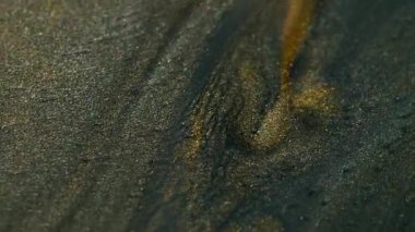 Pigment karışımı. Parlayan kül. Grunge sıvı, ışıl ışıl, volkanik, altın, gri, kumlu boya akışı soyut, emülsiyon arkaplanı çözmüş..