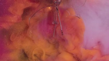 Sanat dumanı. Köpüklü karışım. Boya sıvısı girdap dokusu su soyut yüzey arkaplanı. Mistik parlak turuncu, pembe bulanık sıvı..