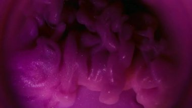 Parıltı yayılıyor. Duman boyası. Soyut arka planda pembe mor menekşe sıvı rahatlama akışı. Su neon rengi atmosfer yüzeyini çözdü.