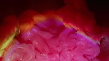 Sis girdabı. Duman patladı. Pembe turuncu kırmızı boya sisi siyah suda akıyor. Fantezi bulanık neon peçe gökkuşağı sanat soyut akış arkaplan kemer yuvarlak.