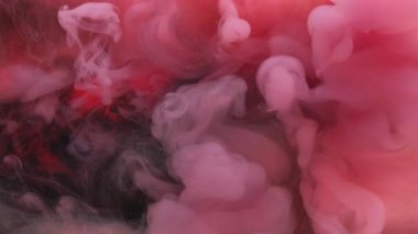 Mürekkep su sıçratır. Akışkan bulut. Soyut koyu siyah sanat arka planında sönük mor kırmızı ruhani renk akışı.
