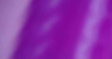 Mercek optik etkisi. Bulanık ışık yansıması. Soyut sanat arka planında sönük mor renkli göz kamaştırıcı ışıltı dokusu.