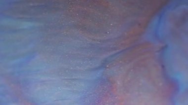 Parıltılı boya. Köpüklü sıvı. Sihirli metal tozlu mat mavi diş minesi. Pürüzsüz pastel sıvı desenli yüzey sanatı pırıltılı bulanık doku.