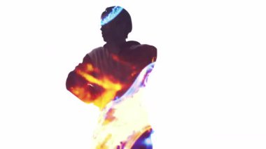 Dansçı enerjisi. Breakdance performansı. Turuncu mavi parlayan kıvılcımlar, beyaz boş alan arka planında izole edilmiş sokak tarzı hareketlerden hoşlanan adamın çift pozlu silueti..