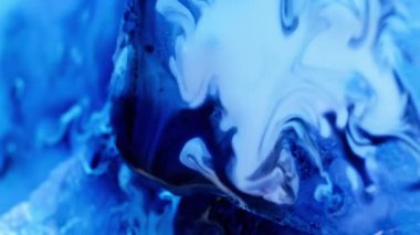 Damlayan boya. Mürekkep emülsiyonu. Mavi düzensiz yüzeyde hafif kaotik sanat damlaları. Sıvı bulanık boya sızıntısı dekoratif girdaplarda dalgalı yayılır..