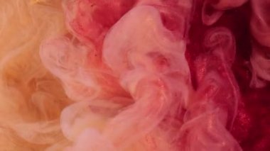 Köpüklü sıvı. Parlak Noel balosu. Odaklanmamış altın rengi, bronz, beyaz, soyut, sarı, desenli, ışık desenli sanat eserlerine sıçramış mürekkep deseni..