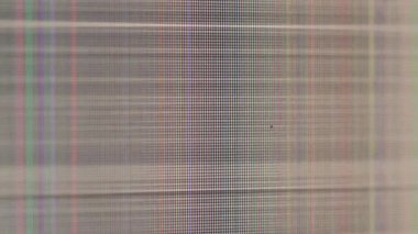 Kötü bir geçiş. Dijital gürültü. Piksel renk ızgarası deseninde görüntü hatası. Hasarlı bilgisayarın titreşen yapısı odaklanmış monitör ekran dokusu.