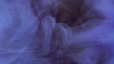 Mistik sis. Akış dalgası. Odaklanmamış koyu mavi duman dumanı soyut sanat arka planında yüzen boya mürekkebi deseni sıçratır.