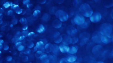 Odaklanamayan ışıltı. Parıltılı bir parlama. Renk değişimi ile dekoratif arka plan. Karmaşık mavi ışınlar, hassas fantezi atmosferi..
