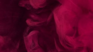 Pembe duman. Mürekkep lekesi. Havadan renkli dalgalı girdaplar döküldü. Fantezi bulutlu kabarcık dalgalı boya köpüklü su soyut arka planda akıyor.