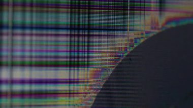 Kırık LCD. Televizyon hasarı. Kırık tahıl görüntüsünün bozulmuş dijital kanal sinyali. Karartma odaklı arızalı gökkuşağı hatası piksel ekran örtüsünü yok etti.