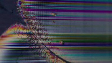 Arıza LCD 'si. Ekran arızası. Renkli, titrek kenarlı cam ekranda siyah mürekkep çatlağı. Kırık odaklı yüzey soyut arkaplan bilgisayar monitörü.