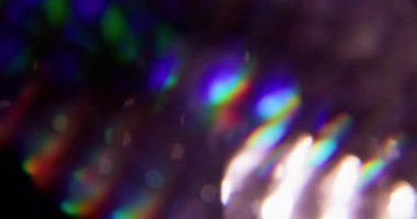 Fantezi ışıltısı. Görüntü sızıntısı parlıyor. Odaklanamayan mavi, yeşil, parlak, parlak, soyut, siyah arka planda yanıp sönen ışıklar..