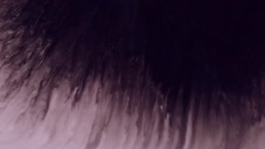 Boya lekesi. Islak serpinti. Siyah gri mor sıvı yayılmış grunge su damlayan parçacıklar sanat kirliliği akışı dağınık soyut arka plan bulanıklığı.