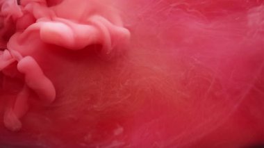 Buhar bulutu. Sıçrama boyası. Odaklanmamış pembe kırmızı renk dokusu soyut yaratıcı arkaplanda ilerleyen duman sıvısı damlası.