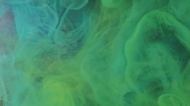 Sihirli duman. Akrilik boya. Odaklanmamış yeşil sisli mürekkep dokusu soyut ışıldayan sanat arka planında parlayan bulutsu buharı..