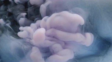 Su altyapısı. Boya rengi. Odaklanmamış mavi bulut dokusu karışımı sıvı ruhani sıvı yaratıcı sanatta yüzüyor..