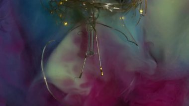 Duman yüzeyi. Çok renkli duman. Odaklanmamış mavi pembe boya akışı mermer su soyut arka plan yüzeyi. Kaotik sanat sıvısı fantezi fırıldak patlama.