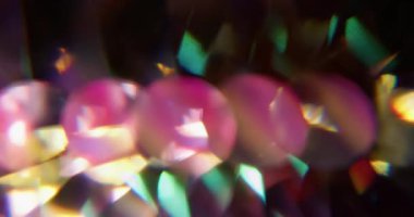 Işıl ışıl. Bulanık parlak doku. Odaklanamayan pembe floresan aydınlık cam geometrik lens soyut koyu siyah arkaplanda yanıp sönüyor..