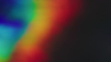 Bulanık holografik. Soyut ve canlı. Odaklanamayan sızıntı, çok renkli yeşil ışınlar gökkuşağı titreşimli ışınlar, sanat ışığı arka planında yanıp sönen lensler..