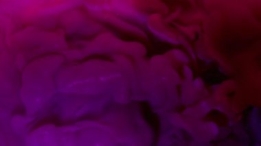 Parlak karışım. Duman boyası. Mor pembe parıltı dalgası sıvı karışım akışı soyut arkaplan su bulanık lens renginde.