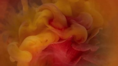 Hipnoz sıvısı. Sis çiçeği. Şık, canlı, ışıl ışıl, turuncu, kırmızı sprey boya, çözünmüş şeftali suyu dumanı, soyut bir arka plan..