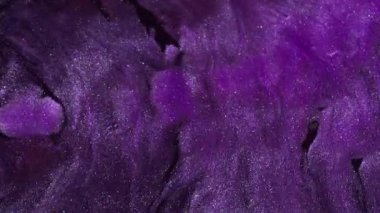 Işıldayan menekşe. Boya dökülmüş. Mor, düz olmayan, parlak, ıslak bir yüzey. Dalgalı koyu soyut arkaplana mürekkep yayılıyor.