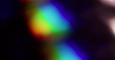 Çoklu renk sızıntısı. Bulanık yanardöner parlama. Odaklanmamış mavi kırmızı kıvılcım ışık deseni soyut sanat koyu siyah arkaplan üzerinde titreşir.