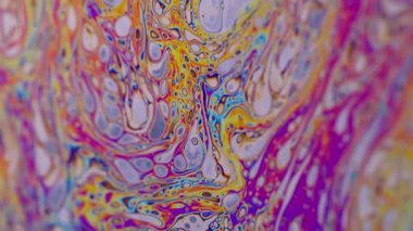 Boya karışımı. Neon sıvısı. Odaklanamayan mor yeşil sıvı yağ eğrisi koyu siyah, bulanık ışık, soyut sanat arka planında akrilik kaygan.