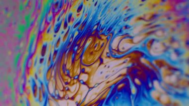 Bulanık psikedelik sıvı. Sabun köpükleri. Odaklanmamış mor yeşil sıvı boya gökkuşağı eğrisi koyu siyah ışık soyut sanat arka planında akrilik kaygan.