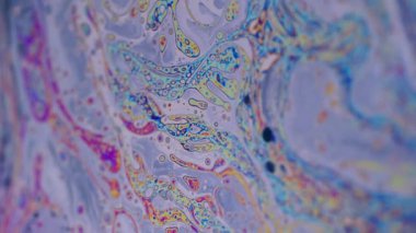 Sıvı köpük. Gökkuşağı rengi. Odaklanmamış mor yeşil yağ eğrisi akrilik kaygan koyu siyah bulanık ışık soyut sanat arka planı.