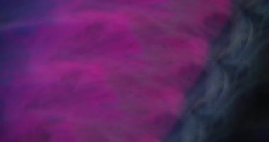 Mor girdap. Odaklanamayan leylak sigarası. Çok renkli boya sıvısı bulanık, karanlık, soyut ve aydınlık arka planda hareket ediyor..