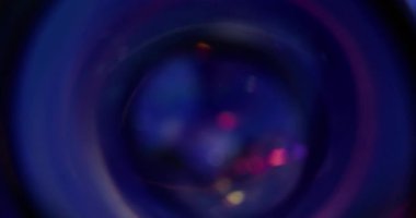 Gökkuşağı yuvarlak. Bulanık parıltı. Odaklanmamış mor kırmızı çok renkli ışık soyut Bokeh koyu arkaplan üzerinde ışıldayan parlak doku.