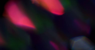 Kıvılcım dokusu. Bulanık mercek parlaması. Sanatın koyu siyah arka planında odaksız pembe renk bokeh açık kaleydoskop gökkuşağı spektrumuName.