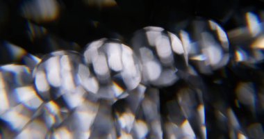 Parıltı çemberi. Bulanık gökkuşağı sanatı. Soyut koyu siyah arkaplan üzerinde odaksız sarı renkli aydınlatma merceği sihirli optik.