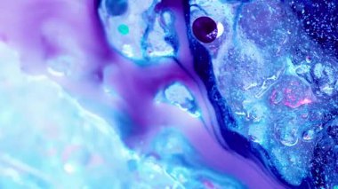 Mor sıvı. Buzu boya. Sıvı mor suluboya donmuş mavi yüzeyde akar. Soğuk çözünmüş simli boya karışımı dalgalı bir şekilde dökülüyor..