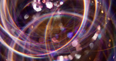 Büyülü disko. Odaklanamayan şenlik dekorasyonu. Bulanık bokeh ışık arka planında çok renkli, çekici parçacıklar parıldıyor..