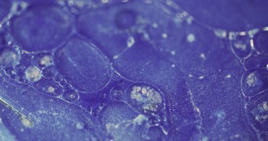 Parlak baloncuklar. Odaklanamayan yaratıcı mavi. Bulanık soyut bokeh aydınlık modern arkaplanda renk parıldayan parlak boya dokusu hareketi.