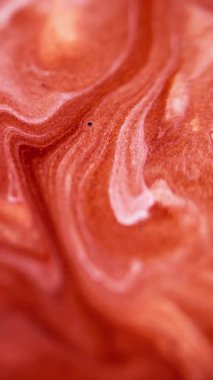 Dikey video. Parlak mürekkep karışımı. Akrilik sim akışı. Odaklanmamış turuncu kırmızı beyaz renk parıldayan parçacıklar mermer desen boya soyut sanat arkaplan dökümü.