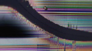 Arıza görüntüsü. Bozuk televizyon. Cam dijital yüzeyde parlak kenarı olan çözülmüş kusurlu kaplama çatlağını göster. Görüntü açılımının bozulması siyah bölünme.