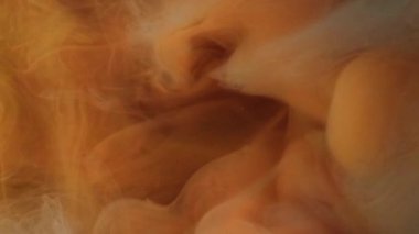 Duman sıvısı. Sis dalgası. Turuncu gri grunge yumuşak mürekkep dumanlı su girdabı. Suluboya örtüsü bulanık desenli psikedelik bulut soyut arkaplanı.