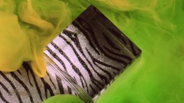 Boya patlaması. Soyut zebra deseni. Odaklanmamış yeşil çok renkli duman kübü sisi desenli sanat arka planına mürekkep dokusu sıçratıyor.