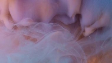 Su dumanı. Kozmik boya uçuyor. Odaklanmamış mavi sarı renkli bulut soyut altın sanat ışığı arka planına mürekkep dokusu sıçratır.