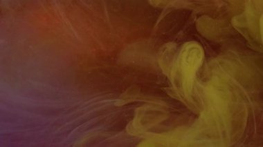 Renkli suluboya. Aura dumanı. Suyun üzerinde mor puf boya akıyor. Parlak boya mürekkebi odaklanmış bulut karışımı soyut arkaplan.